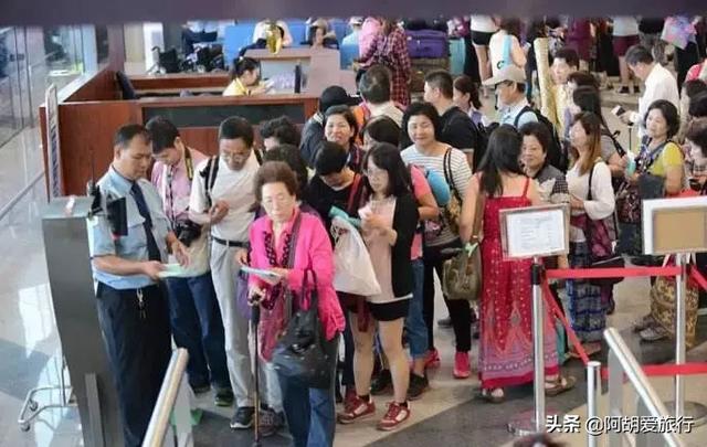 外国海关花式索要小费，只叮中国人吗-4.jpg