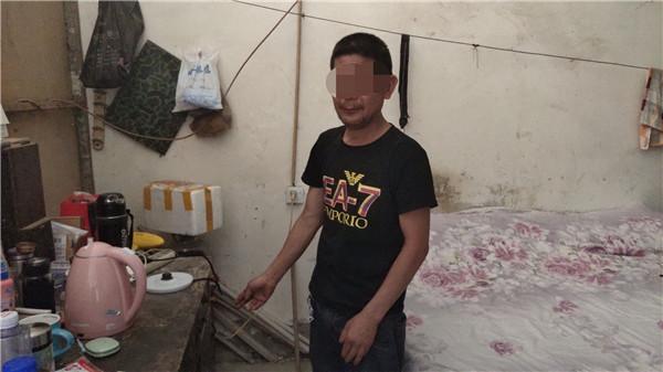 大叔花4万多元打赏美女主播 吃不起饭偷钱被抓-1.jpg