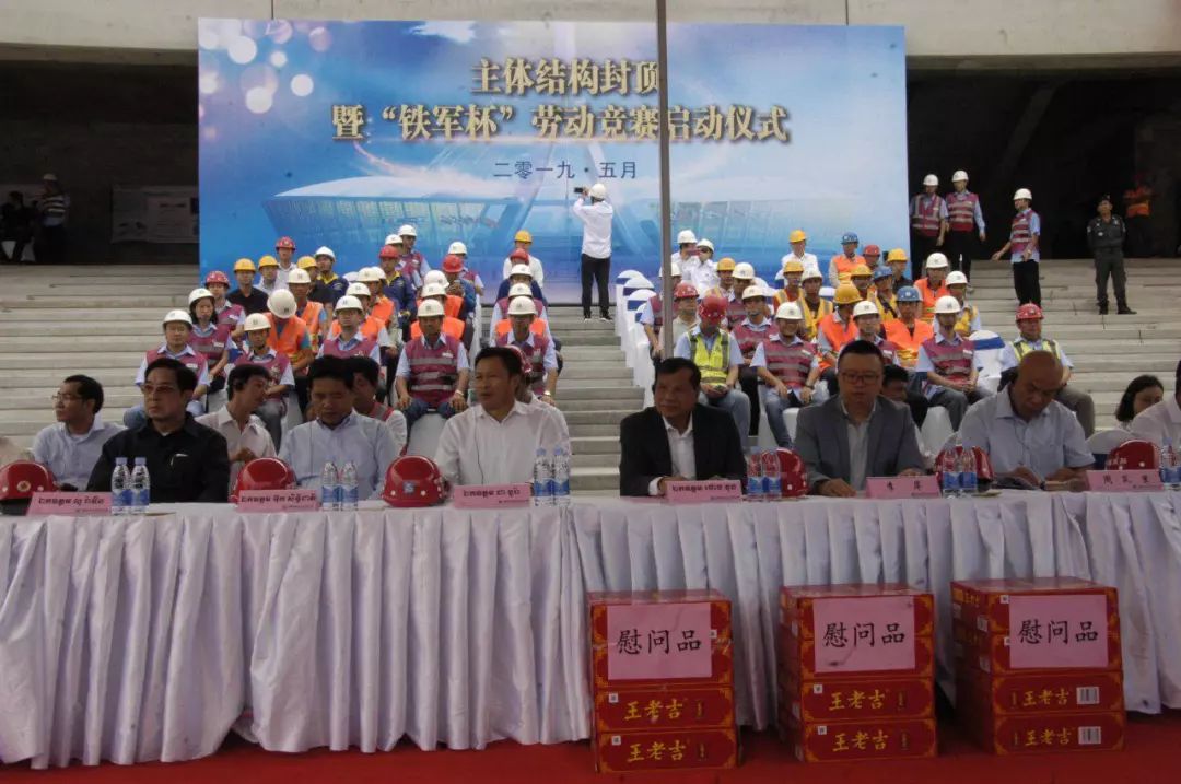 中国援柬国家新体育场主体结构封顶-2.jpg