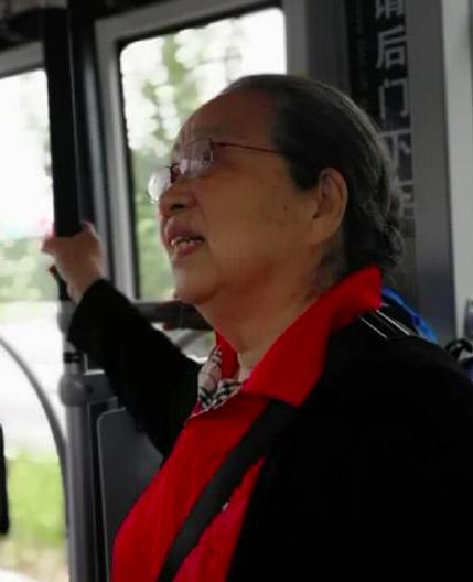 83岁“容嬷嬷”李明启坐公交，却无人给其让座？-1.jpg