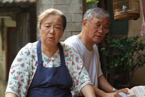 83岁“容嬷嬷”李明启坐公交，却无人给其让座？-6.jpg