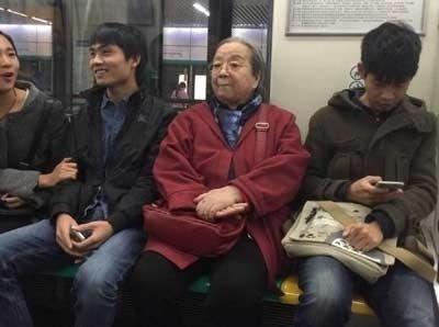 83岁“容嬷嬷”李明启坐公交，却无人给其让座？-8.jpg