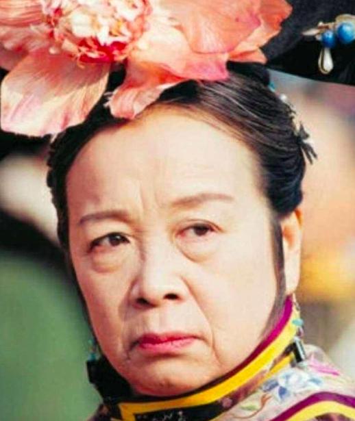 83岁“容嬷嬷”李明启坐公交，却无人给其让座？-7.jpg