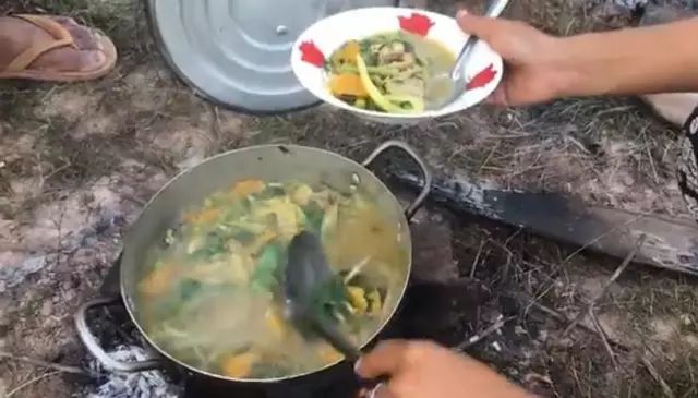 柬埔寨美味——蜥蜴野菜汤，你敢尝一口吗？-13.jpg