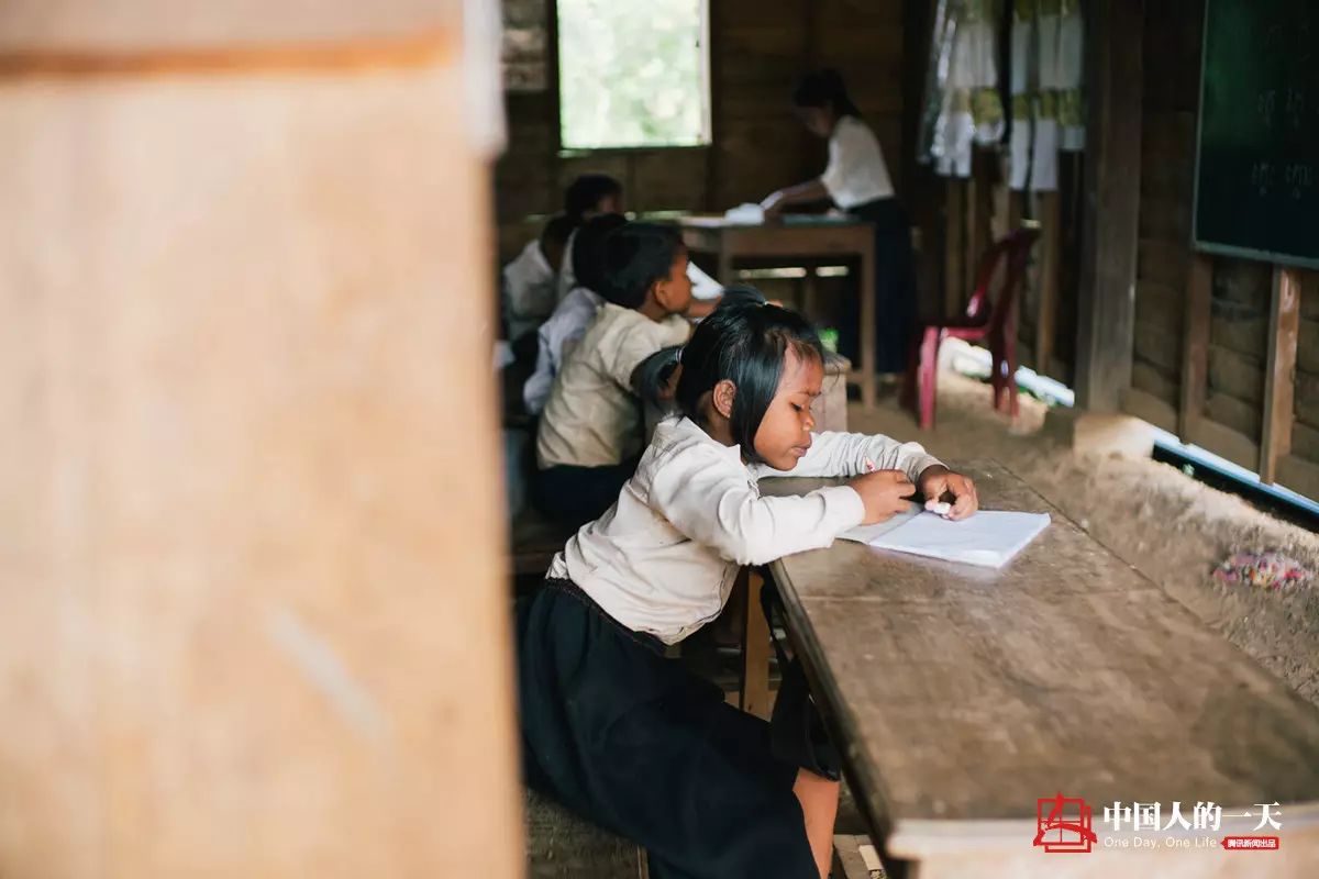 柬埔寨的中国青年志工“感到自己被需要”| 中国人的一天-3.jpg