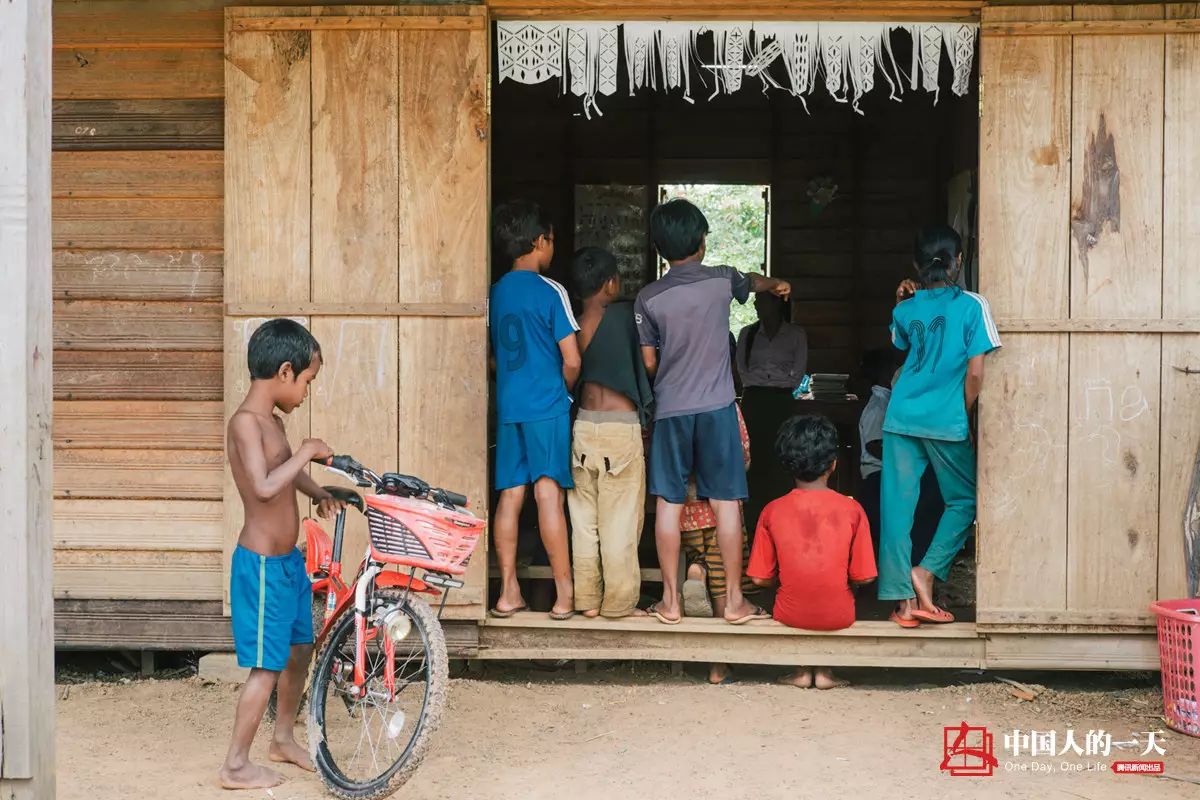 柬埔寨的中国青年志工“感到自己被需要”| 中国人的一天-2.jpg