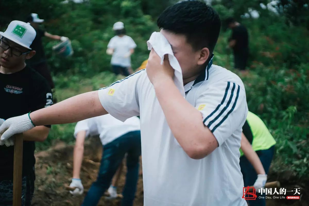 柬埔寨的中国青年志工“感到自己被需要”| 中国人的一天-8.jpg