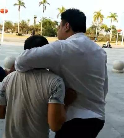殴打送站老人致死 海南高铁检票员被批捕-2.jpg