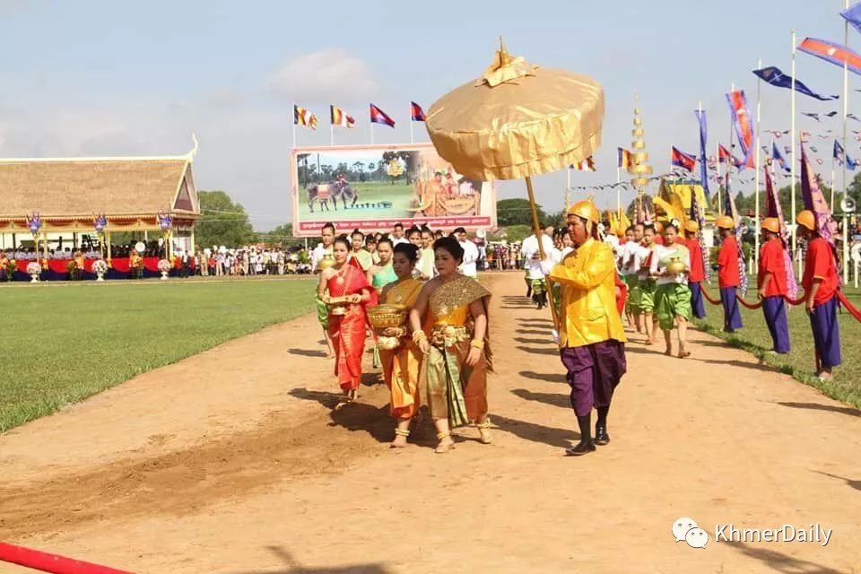 御耕节圣牛食用稻谷玉米绿豆   预示五谷丰登-2.jpg