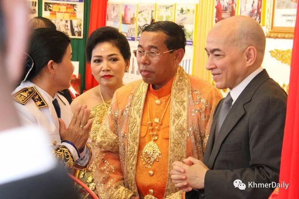 御耕节圣牛食用稻谷玉米绿豆   预示五谷丰登-1.jpg