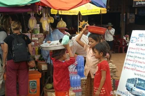 柬埔寨的孩子 稚嫩笑容里有好多无奈-1.jpg