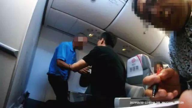 “要完蛋了！快跳伞！”飞往昆明的航班上，男子要开舱门-3.jpg