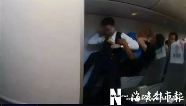“要完蛋了！快跳伞！”飞往昆明的航班上，男子要开舱门-6.jpg