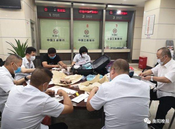 糟心！衡阳市民将钱存放家中，100多万元人民币全遭腐蚀-3.jpg