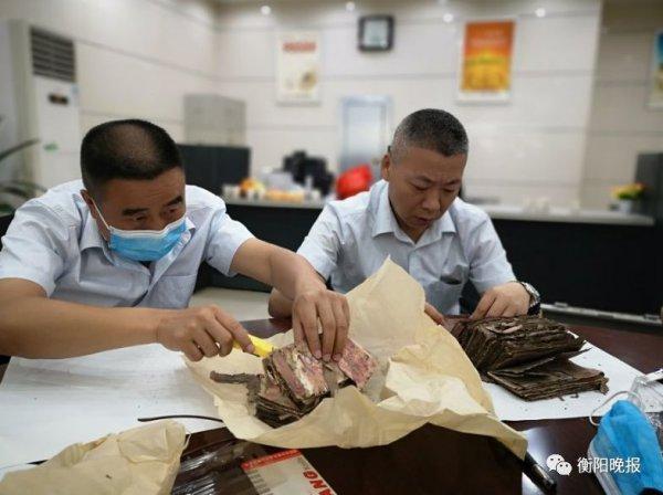 糟心！衡阳市民将钱存放家中，100多万元人民币全遭腐蚀-5.jpg