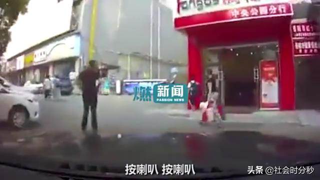 女子驾车冲向路边门店 丈夫：刹车刹车！女司机：-1.jpg