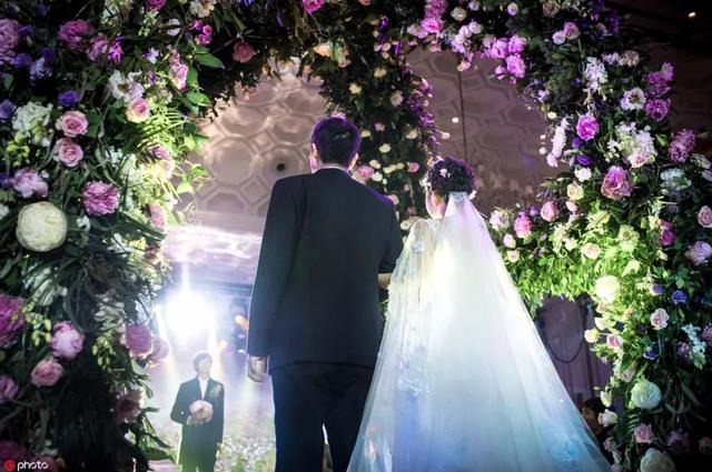 缺德！婚礼现场来了“新郎的朋友”，结果却让新人崩溃！-6.jpg