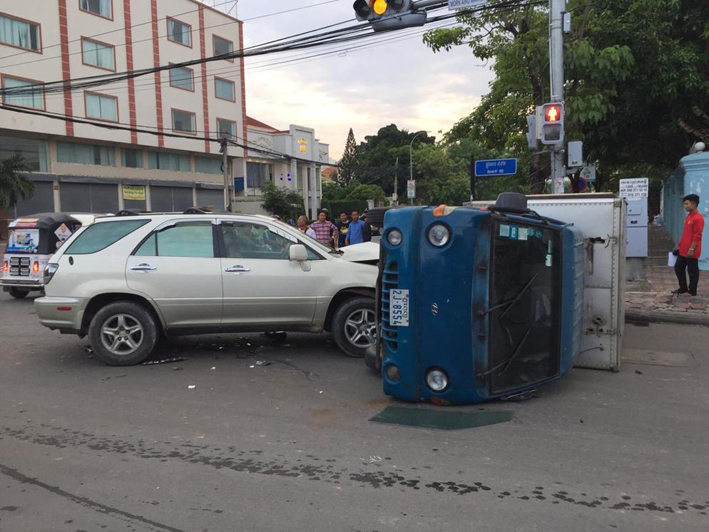 小汽车超速，撞翻货车！-1.jpg