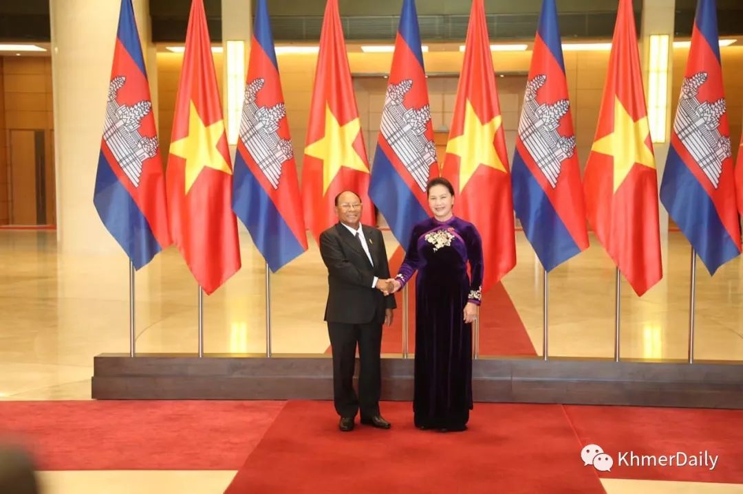 韩桑林与越南国会主席阮氏金银举行会谈-1.jpg