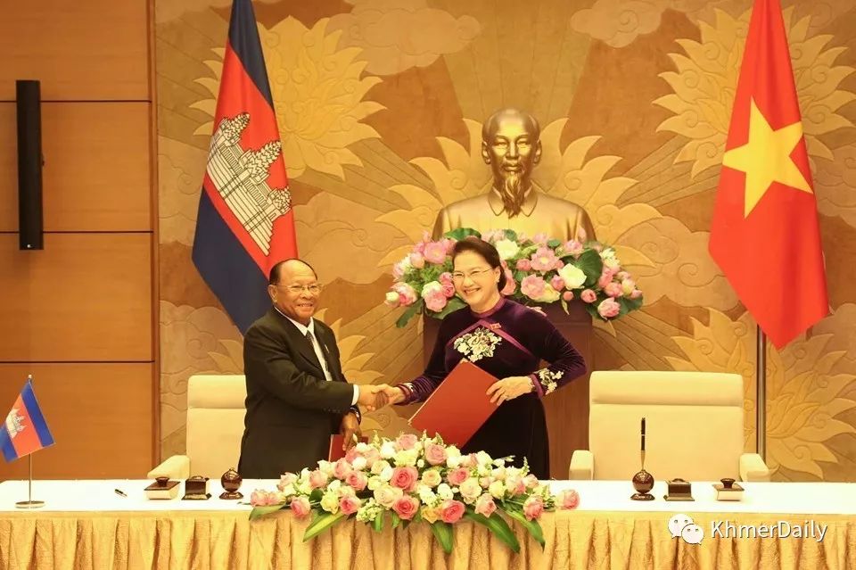 韩桑林与越南国会主席阮氏金银举行会谈-2.jpg