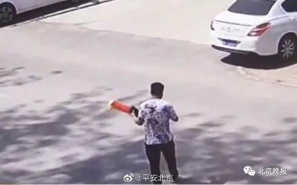 男子警局送锦旗，刚一进门就被抓！网友：锦旗写得到位-1.jpg