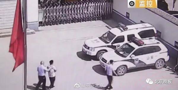 男子警局送锦旗，刚一进门就被抓！网友：锦旗写得到位-2.jpg