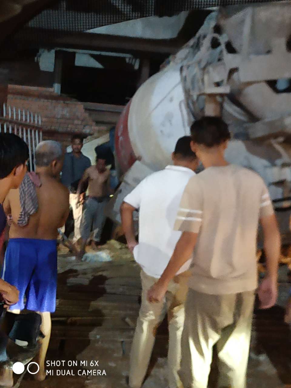 差一秒就被搅拌车撞到小命就没了，大家开车注意安全！！-4.jpg