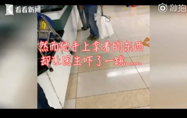 男子被蛇咬伤，带着40厘米长的“凶手”见医生：对症治疗-1.jpg