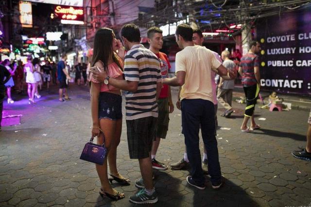 泰国与柬边境的一个贫穷小城市，为何每年吸引众多游客？-7.jpg