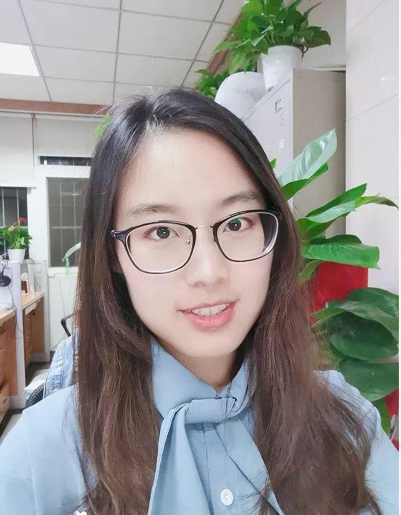 杭州95后女老师上课，全班给她写征婚广告-1.jpg