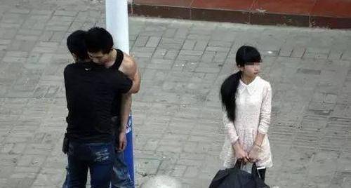 男子喝醉酒抱住男闺蜜，这幕让女友很尴尬-1.jpg