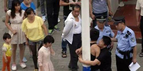 男子喝醉酒抱住男闺蜜，这幕让女友很尴尬-3.jpg