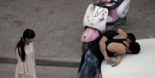 男子喝醉酒抱住男闺蜜，这幕让女友很尴尬-2.jpg