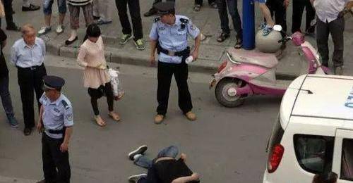 男子喝醉酒抱住男闺蜜，这幕让女友很尴尬-4.jpg