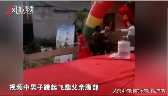 儿子婚礼现场暴打父亲-3.jpg