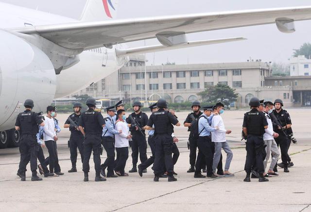我国首次从欧洲大规模押回电信诈骗犯罪嫌疑人-3.jpg