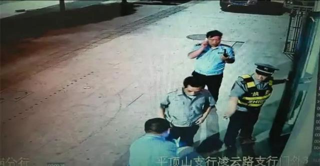 男子抡起铁锤狂砸ATM机，一回头屋子里挤满警察...热闹啊-2.jpg