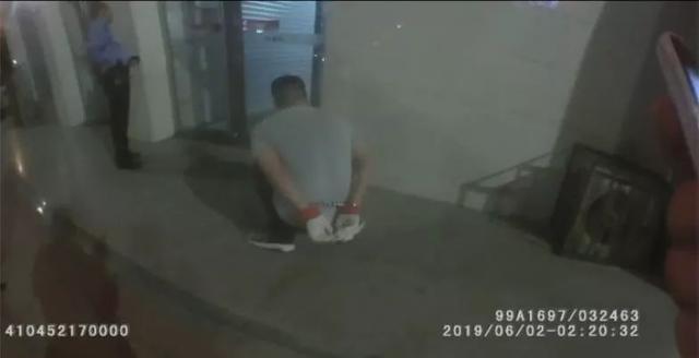 男子抡起铁锤狂砸ATM机，一回头屋子里挤满警察...热闹啊-5.jpg