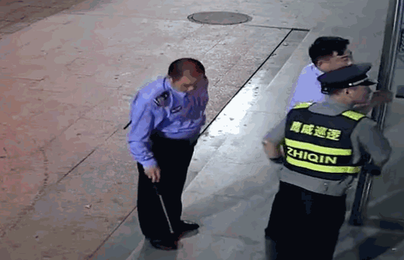 男子抡起铁锤狂砸ATM机，一回头屋子里挤满警察...热闹啊-3.jpg
