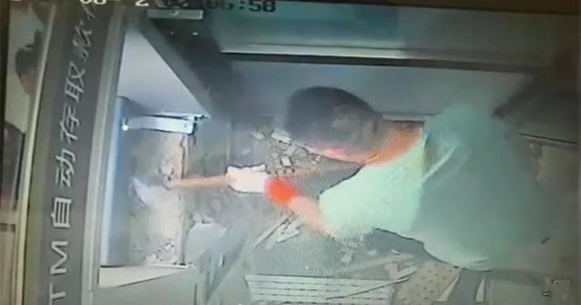 男子抡起铁锤狂砸ATM机，一回头屋子里挤满警察...热闹啊-4.jpg