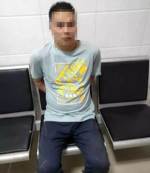 男子抡起铁锤狂砸ATM机，一回头屋子里挤满警察...热闹啊-7.jpg