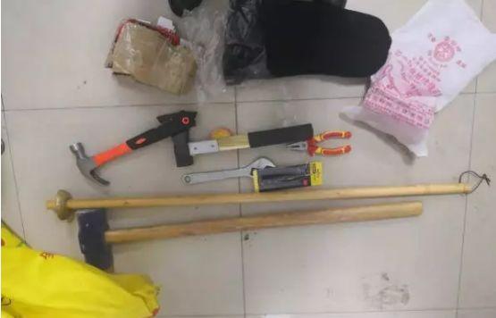 男子抡起铁锤狂砸ATM机，一回头屋子里挤满警察...热闹啊-6.jpg