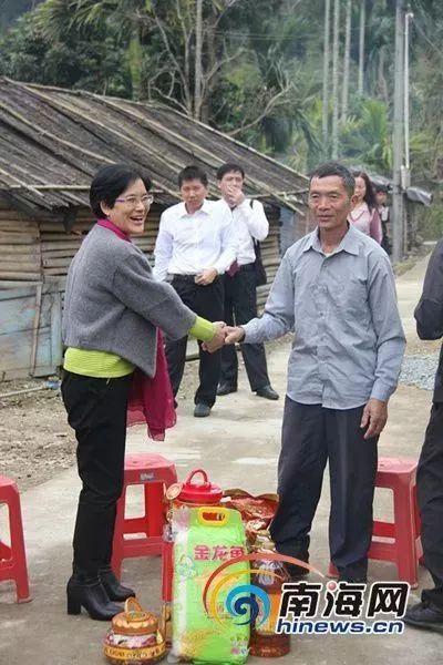 落马院长夫妇敛财200亿 网友：每天中大奖需连中11年-1.jpg