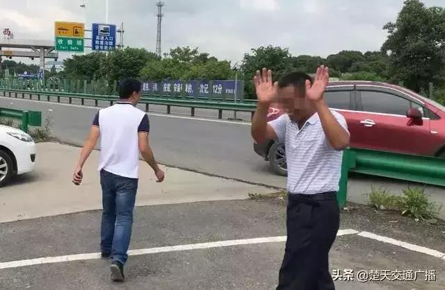 糊涂女婿将岳父"丢"在高速开了1百多公里才发现!网友:你完...-6.jpg