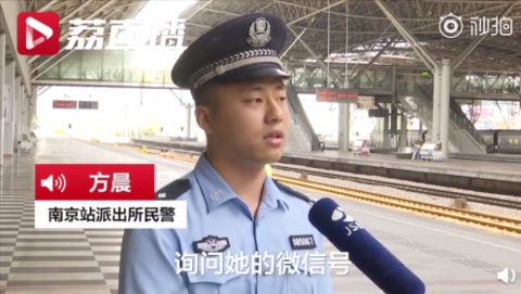 女孩坐火车睡梦中被陌生男子亲醒 男子:她像我前女友-6.png