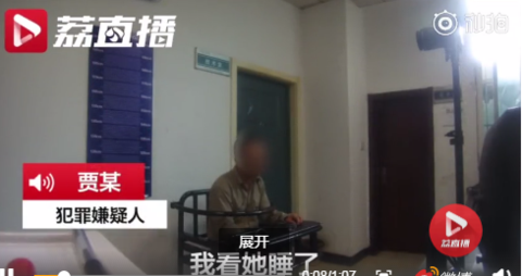 女孩坐火车睡梦中被陌生男子亲醒 男子:她像我前女友-2.png