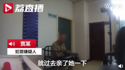 女孩坐火车睡梦中被陌生男子亲醒 男子:她像我前女友-3.png