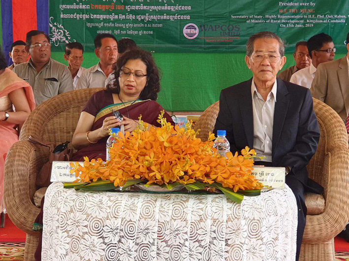 大城2-农村发展部国务秘书长迪（右）和印度驻柬埔寨大使玛尼卡贾（左）出席交接和启用.jpg