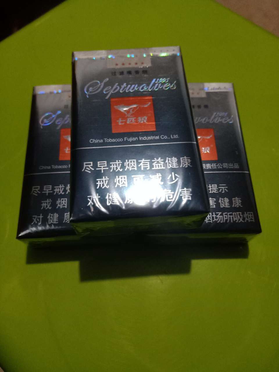 用买一送一来骗农民工，我很鄙视这个卖假烟的中国人！-1.jpg