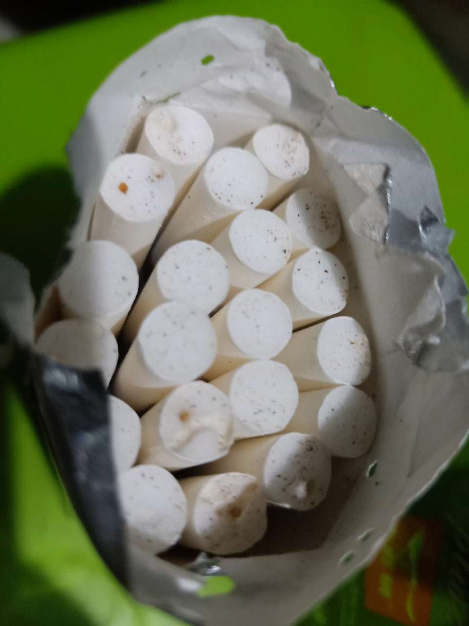 用买一送一来骗农民工，我很鄙视这个卖假烟的中国人！-3.jpg